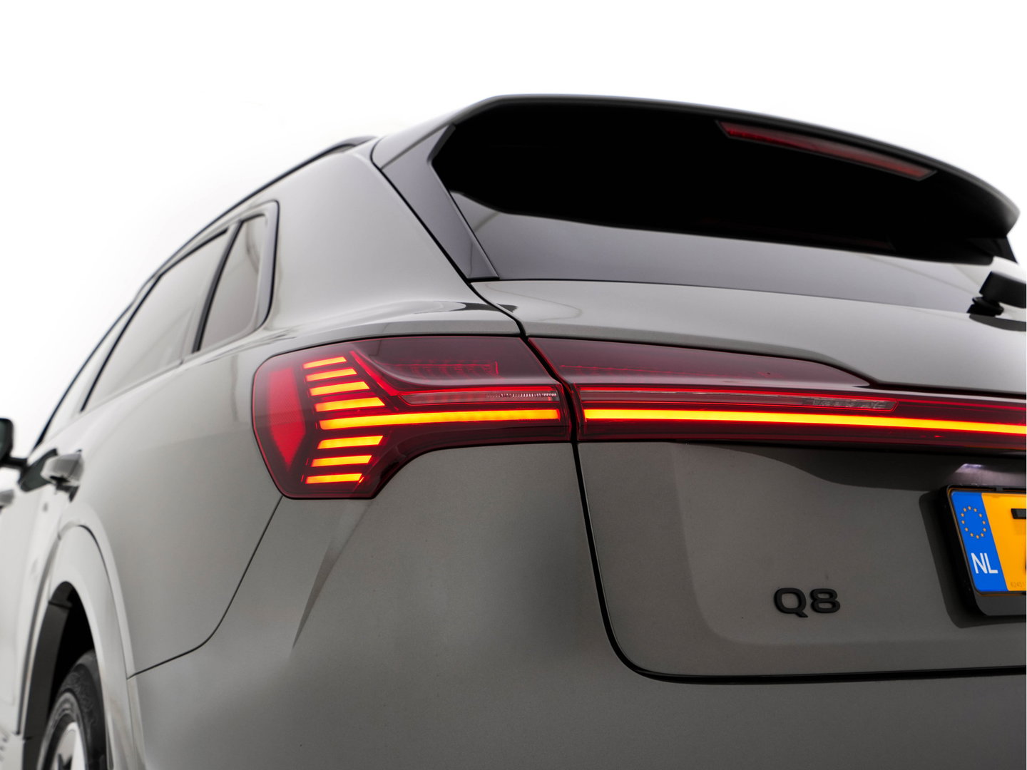 Audi Q8 e-tron 50 quattro Advanced Edition 95 kWh [3-Fase-22kW] {SoH-99%} (INCL-BTW)  Aut. *LEATHER | FULL-LED | MEMORY-PACK | ADAPTIVE-CRUISE | CAMERA | PRIVACY-GLASS | DIGI-COCKPIT | SHIFTPADDLES | DAB | AMBIENTLIGHT | TOWBAR | 20''ALU*