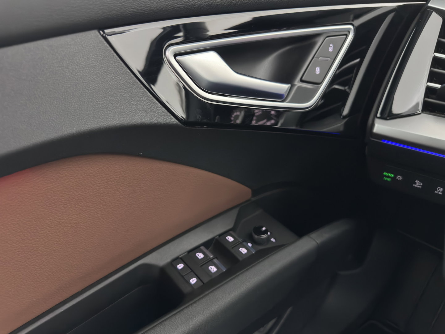 Audi Q4 e-tron 35 Launch edition Advanced Plus 55 kWh (INCL-BTW) Aut. *HEAT-PUMP | PANO | LEATHER | ADAPTIVE-CRUISE | MATRIX-LED | KEYLESS | SONOS-SOUND |  DIGI-COCKPIT | DAB | CARPLAY | HEATED-SPORTSEATS | CRUISE | 19''ALU*