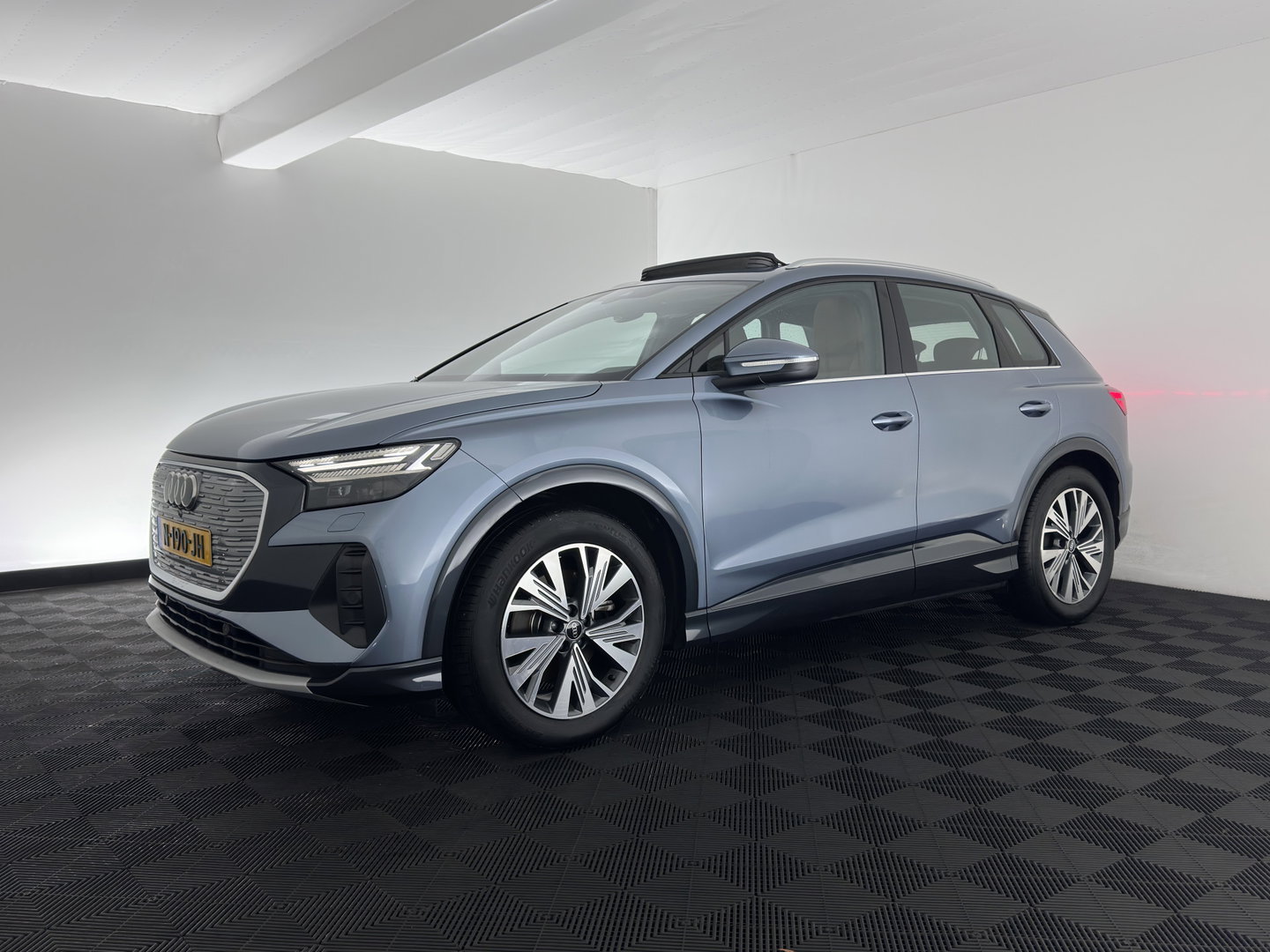Audi Q4 e-tron 35 Launch edition Advanced Plus 55 kWh (INCL-BTW) Aut. *HEAT-PUMP | PANO | LEATHER | ADAPTIVE-CRUISE | MATRIX-LED | KEYLESS | SONOS-SOUND |  DIGI-COCKPIT | DAB | CARPLAY | HEATED-SPORTSEATS | CRUISE | 19''ALU*
