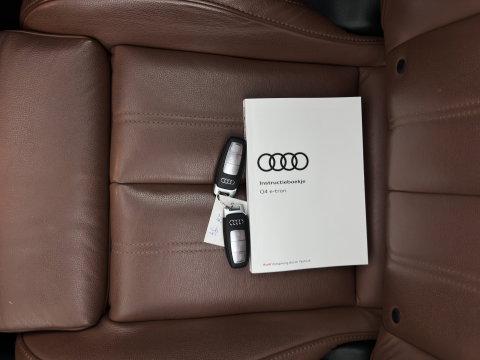Audi Q4 e-tron 35 Launch edition Advanced Plus 55 kWh (INCL-BTW) Aut. *HEAT-PUMP | PANO | LEATHER | ADAPTIVE-CRUISE | MATRIX-LED | KEYLESS | SONOS-SOUND |  DIGI-COCKPIT | DAB | CARPLAY | HEATED-SPORTSEATS | CRUISE | 19''ALU*