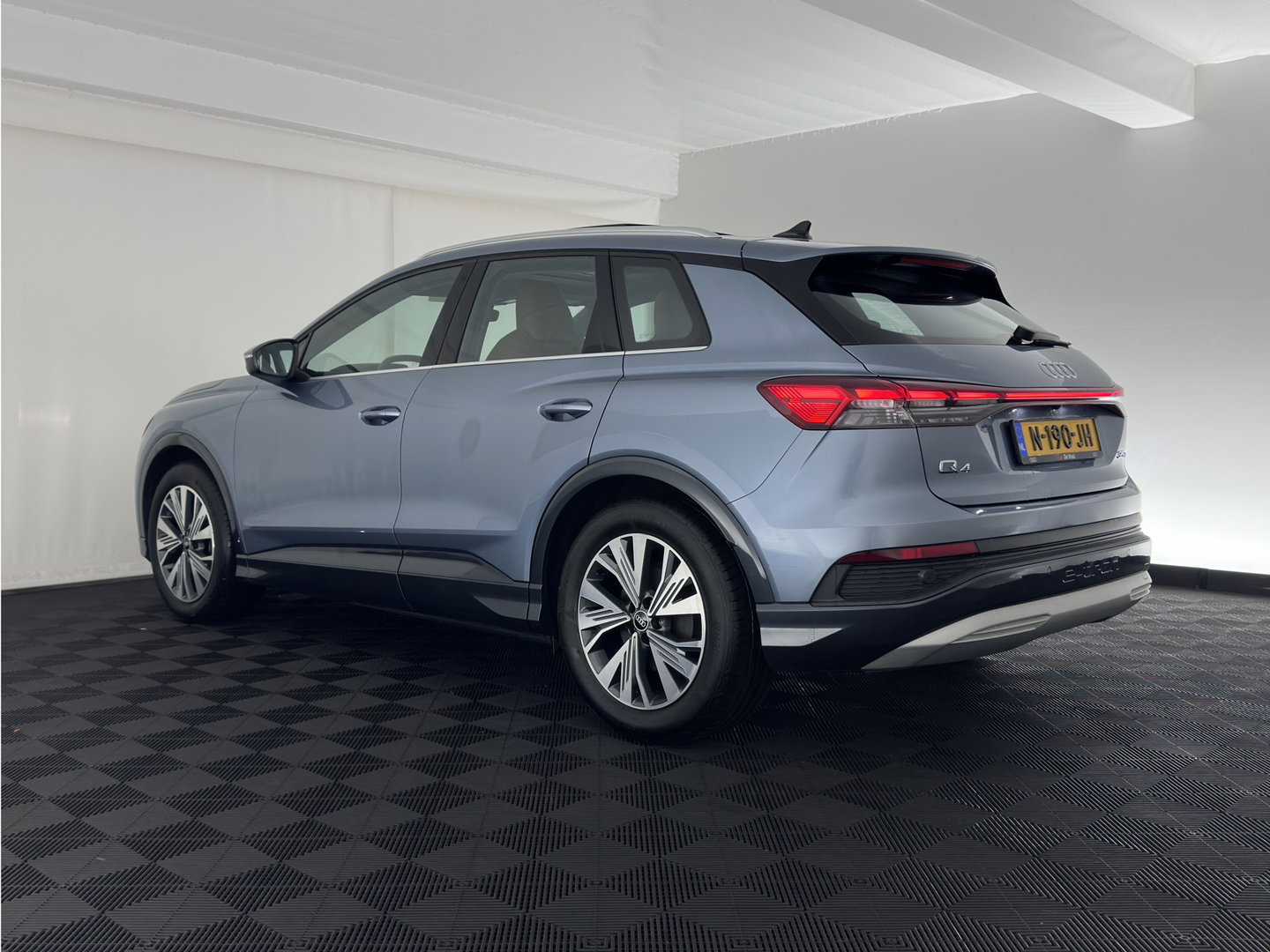 Audi Q4 e-tron 35 Launch edition Advanced Plus 55 kWh (INCL-BTW) Aut. *HEAT-PUMP | PANO | LEATHER | ADAPTIVE-CRUISE | MATRIX-LED | KEYLESS | SONOS-SOUND |  DIGI-COCKPIT | DAB | CARPLAY | HEATED-SPORTSEATS | CRUISE | 19''ALU*