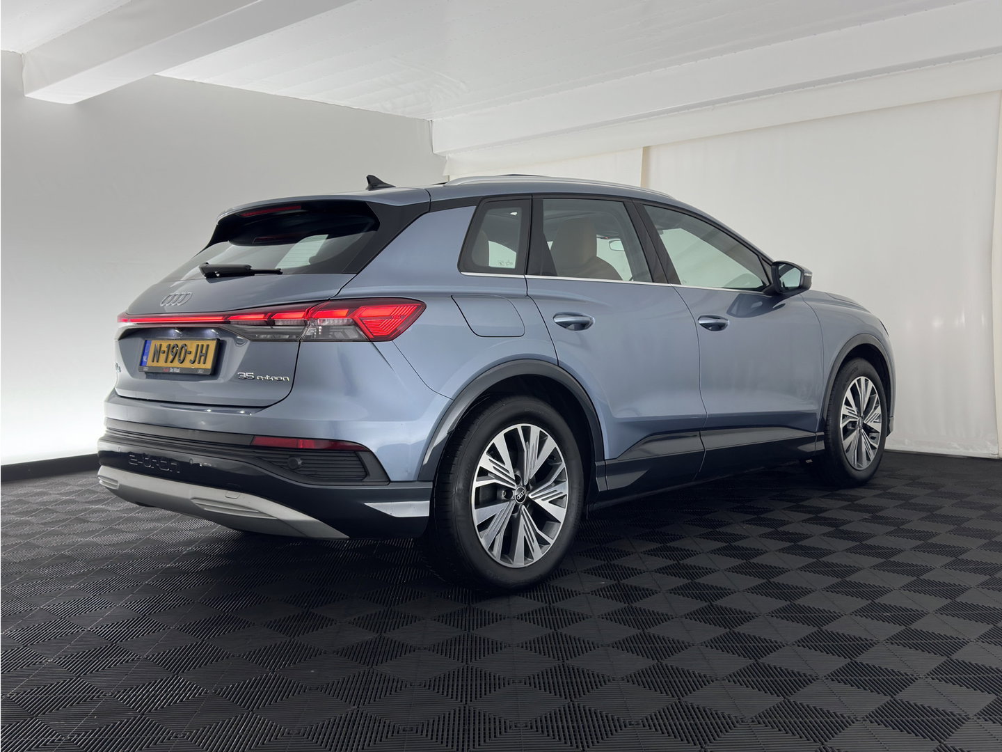 Audi Q4 e-tron 35 Launch edition Advanced Plus 55 kWh (INCL-BTW) Aut. *HEAT-PUMP | PANO | LEATHER | ADAPTIVE-CRUISE | MATRIX-LED | KEYLESS | SONOS-SOUND |  DIGI-COCKPIT | DAB | CARPLAY | HEATED-SPORTSEATS | CRUISE | 19''ALU*