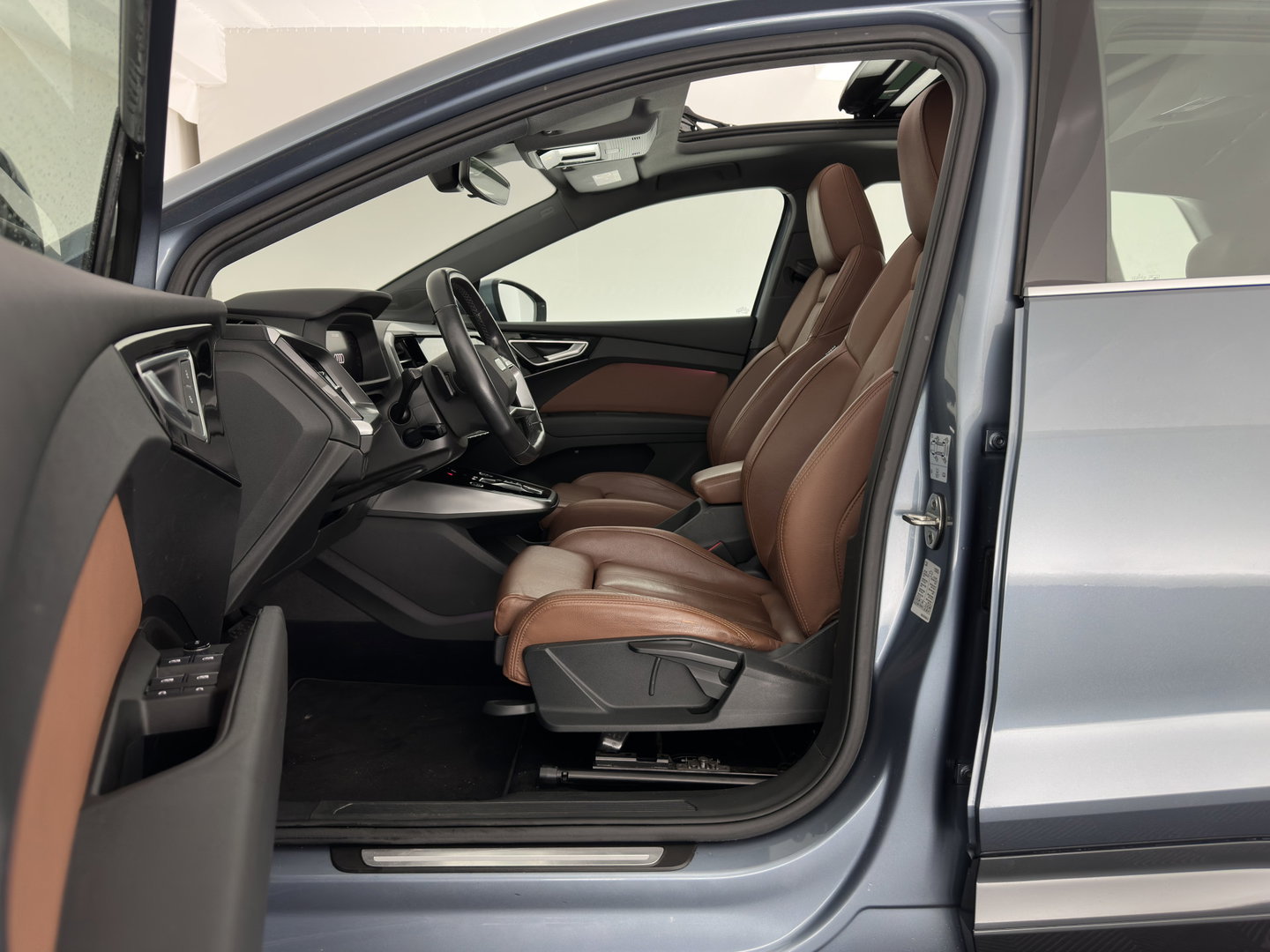 Audi Q4 e-tron 35 Launch edition Advanced Plus 55 kWh (INCL-BTW) Aut. *HEAT-PUMP | PANO | LEATHER | ADAPTIVE-CRUISE | MATRIX-LED | KEYLESS | SONOS-SOUND |  DIGI-COCKPIT | DAB | CARPLAY | HEATED-SPORTSEATS | CRUISE | 19''ALU*