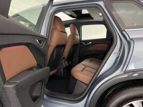 Audi Q4 e-tron 35 Launch edition Advanced Plus 55 kWh (INCL-BTW) Aut. *HEAT-PUMP | PANO | LEATHER | ADAPTIVE-CRUISE | MATRIX-LED | KEYLESS | SONOS-SOUND |  DIGI-COCKPIT | DAB | CARPLAY | HEATED-SPORTSEATS | CRUISE | 19''ALU*