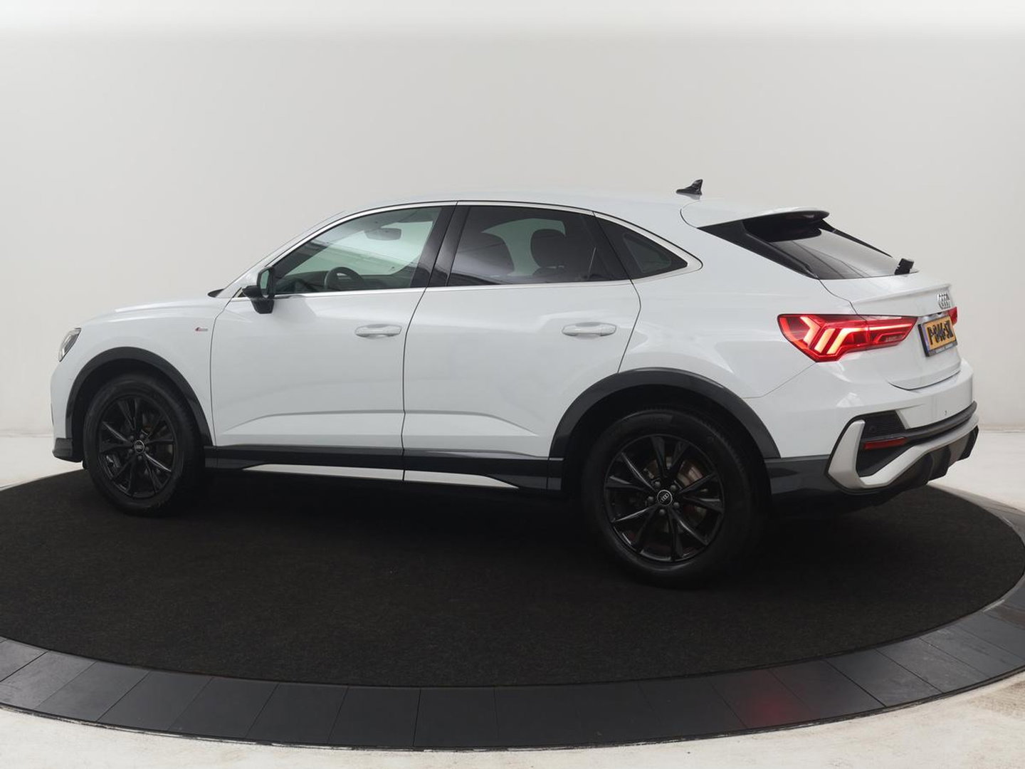 Audi Q3 Sportback 35 TFSI S Edition Camera | Adaptive cruise control | Carplay | Stoelverwarming | Elektrische kofferbak | S-Line |