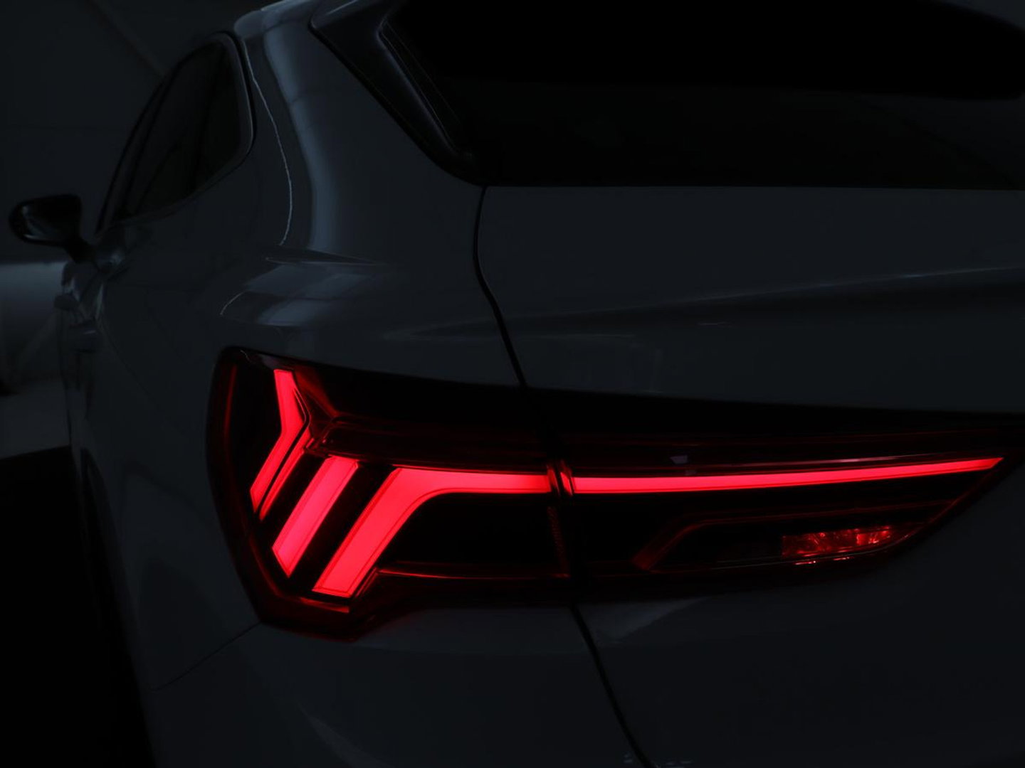 Audi Q3 Sportback 35 TFSI S Edition Camera | Adaptive cruise control | Carplay | Stoelverwarming | Elektrische kofferbak | S-Line |