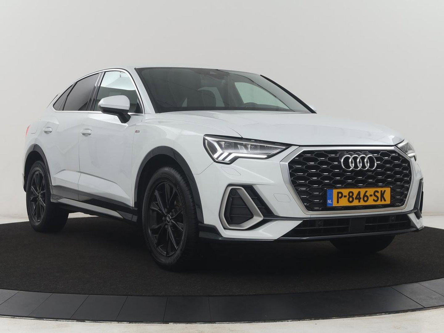 Audi Q3 Sportback 35 TFSI S Edition Camera | Adaptive cruise control | Carplay | Stoelverwarming | Elektrische kofferbak | S-Line |