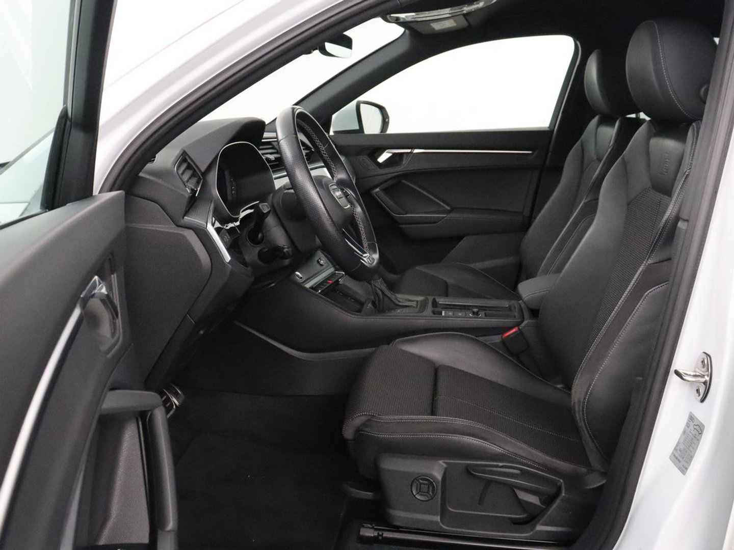 Audi Q3 Sportback 35 TFSI S Edition Camera | Adaptive cruise control | Carplay | Stoelverwarming | Elektrische kofferbak | S-Line |