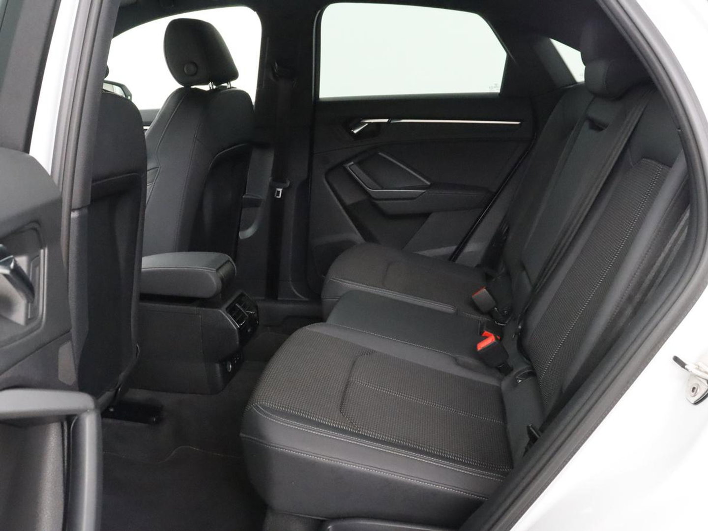 Audi Q3 Sportback 35 TFSI S Edition Camera | Adaptive cruise control | Carplay | Stoelverwarming | Elektrische kofferbak | S-Line |
