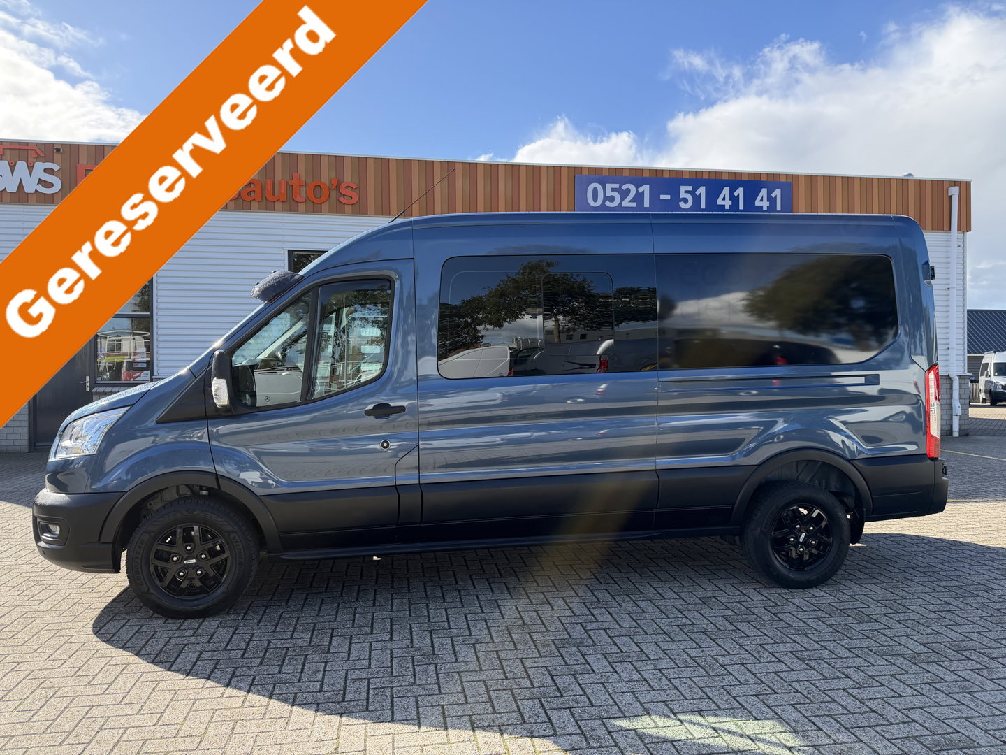Ford Transit 350 2.0 TDCI 170pk L3H2 DC 5 persoons Trend / vaste prijs rijklaar € 25.950 ex btw / euro 6 / bpm vrij / lease vanaf € 424 / raptor grille / blauw metallic / trekhaak 2500 kg