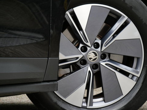 Škoda Enyaq iV 80/ TREKHAAK/ ADAPTIVE CRUISE/ CRYSTAL FACE GRILLE/ BLINDSPOT/ SOH 93%