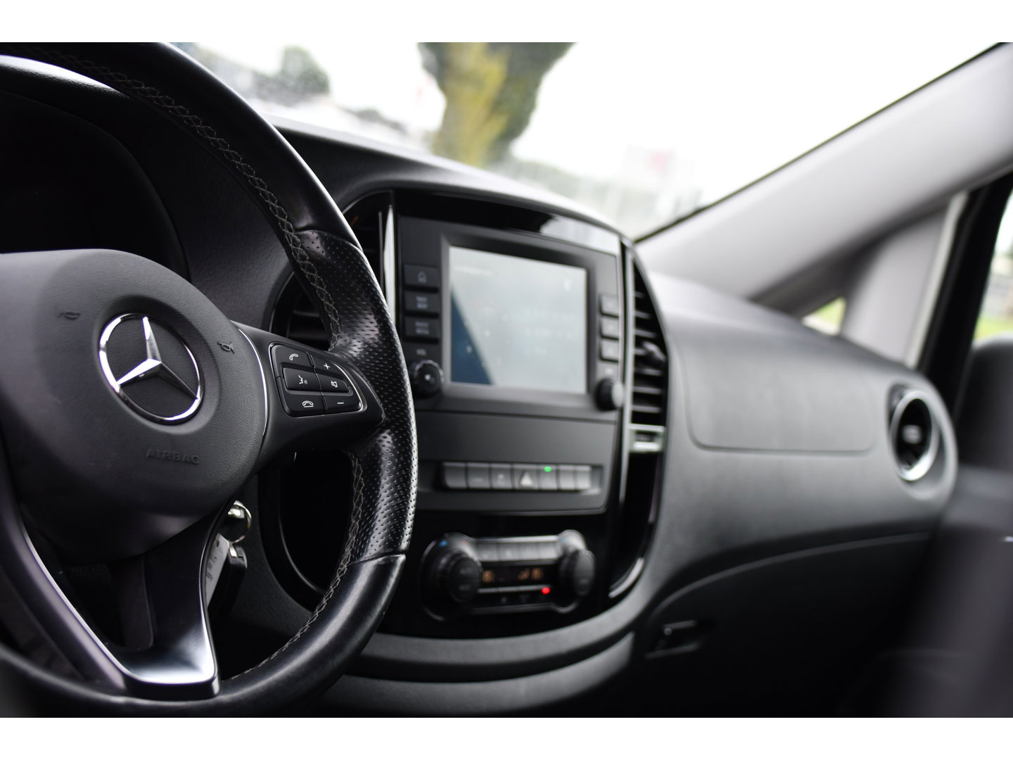 Mercedes-Benz Vito 116 CDI L2 PB Edition Camera, Cruise, Carplay, LED, 164pk, Automaat, Leder, Multimedia, Sensoren, Clima, Trekhaak, Uniek!