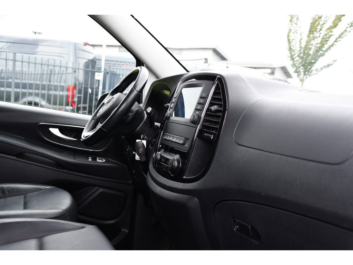Mercedes-Benz Vito 116 CDI L2 PB Edition Camera, Cruise, Carplay, LED, 164pk, Automaat, Leder, Multimedia, Sensoren, Clima, Trekhaak, Uniek!