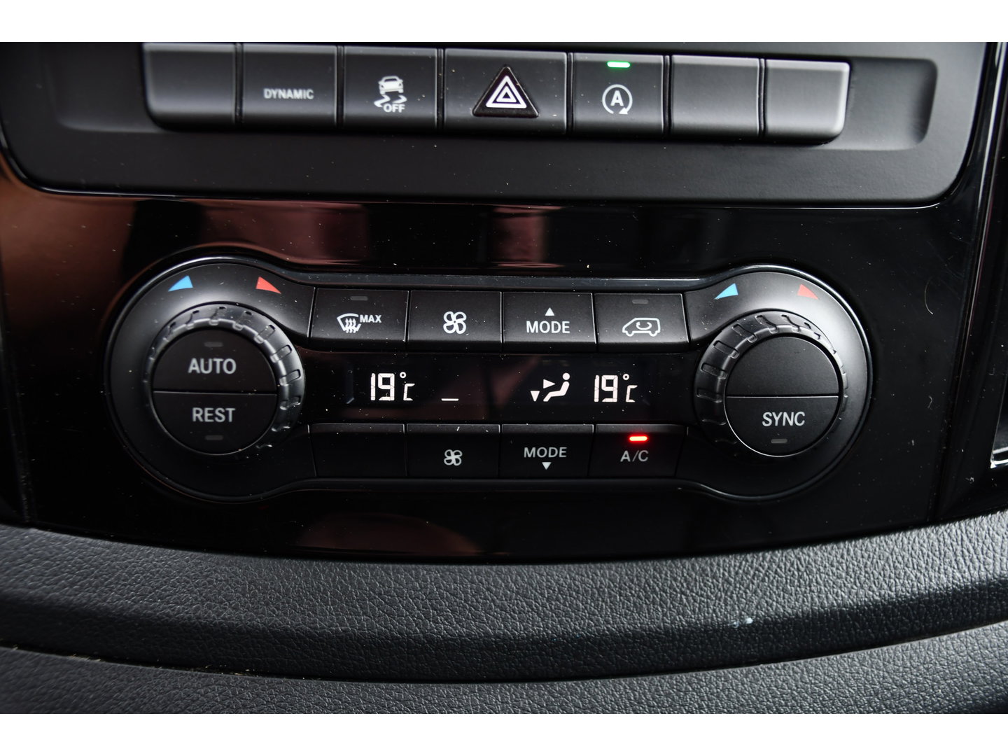 Mercedes-Benz Vito 116 CDI L2 PB Edition Camera, Cruise, Carplay, LED, 164pk, Automaat, Leder, Multimedia, Sensoren, Clima, Trekhaak, Uniek!