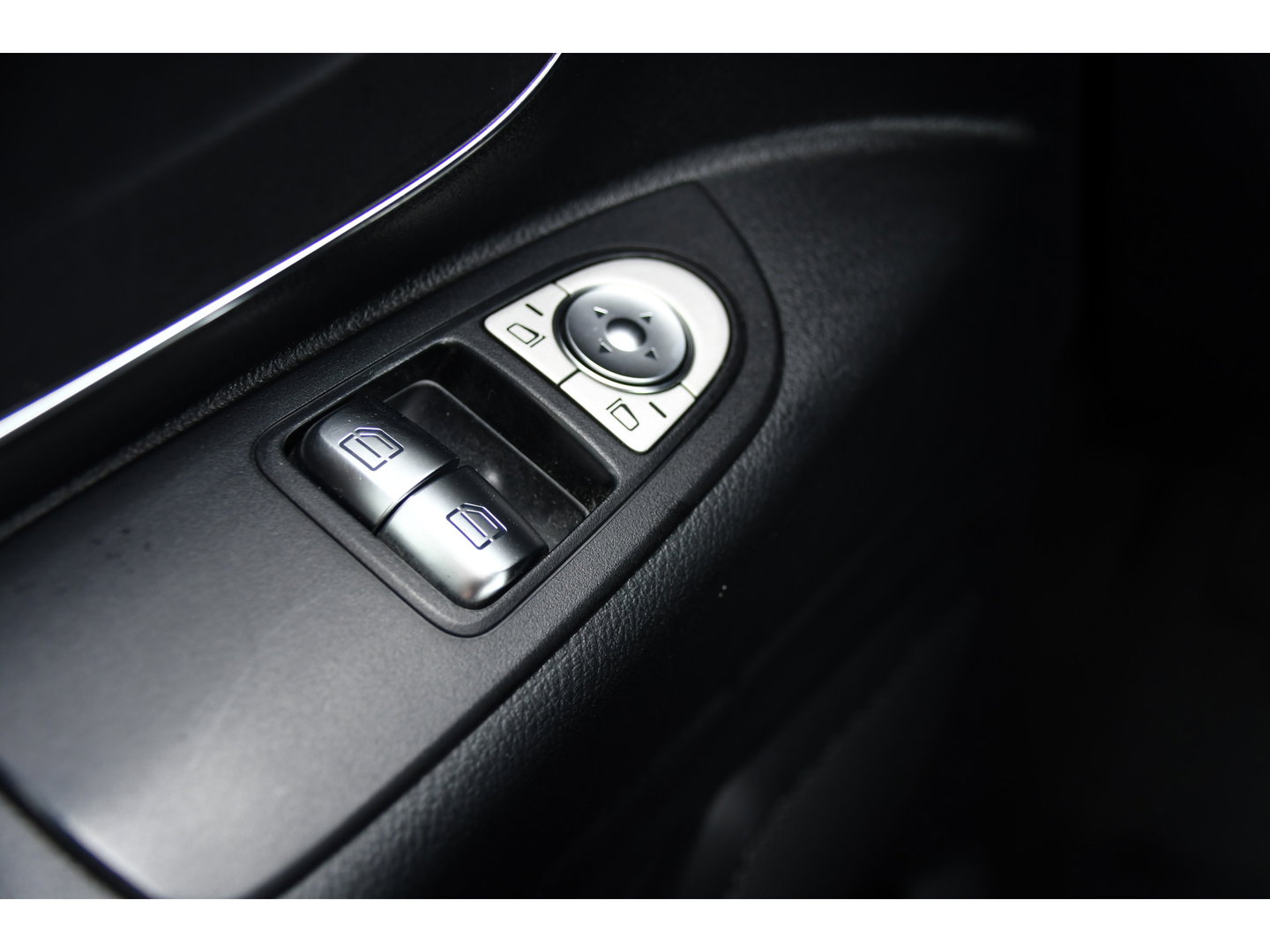 Mercedes-Benz Vito 116 CDI L2 PB Edition Camera, Cruise, Carplay, LED, 164pk, Automaat, Leder, Multimedia, Sensoren, Clima, Trekhaak, Uniek!