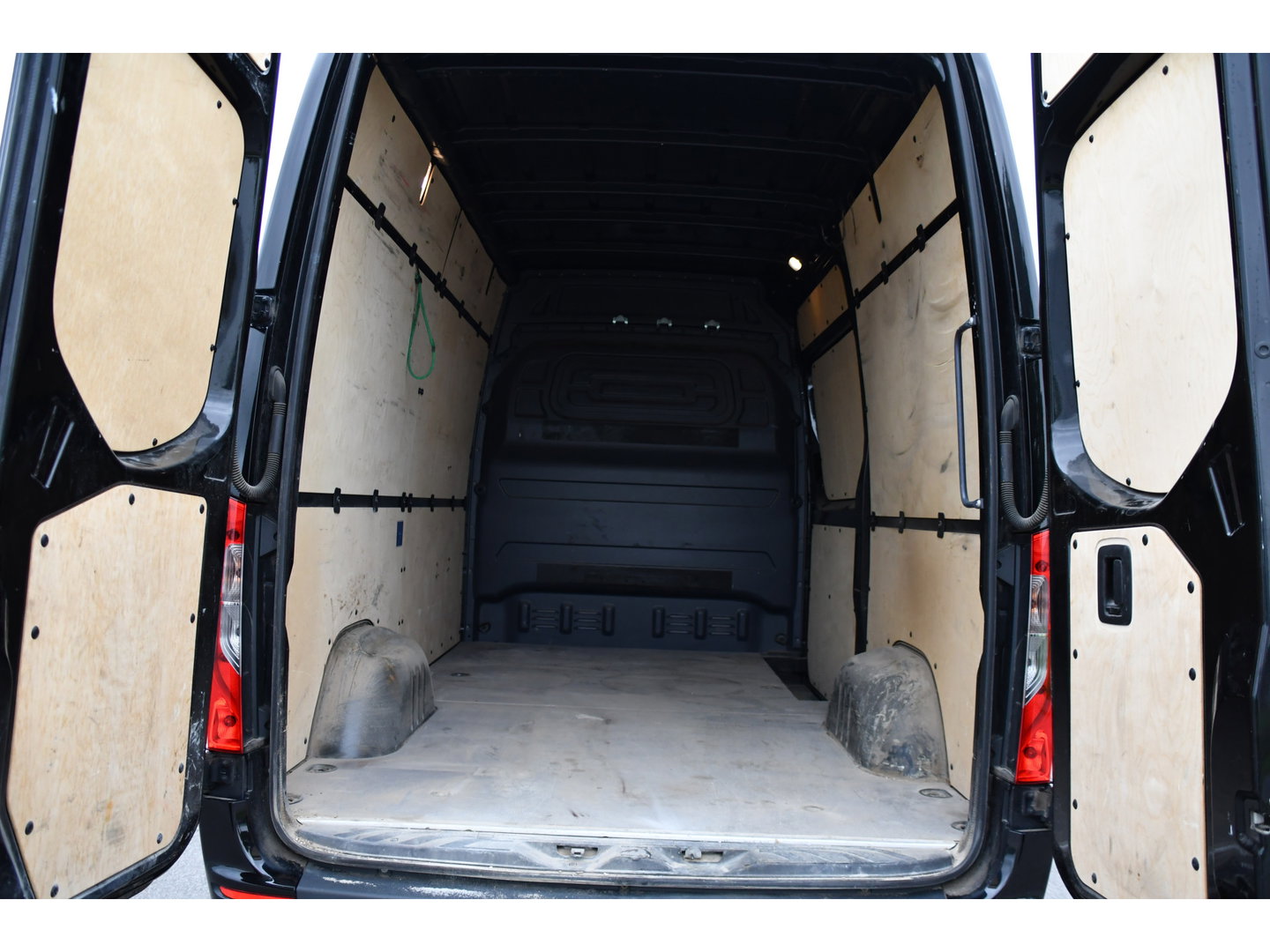 Mercedes-Benz Sprinter 314 2.2 CDI L2H2 RWD Black Edition Camera, Carplay, Sensoren, 143pk, Automaat, Trekhaak, 7'' Mbux, Uniek!