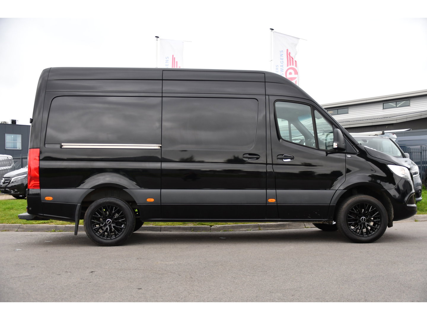 Mercedes-Benz Sprinter 314 2.2 CDI L2H2 RWD Black Edition Camera, Carplay, Sensoren, 143pk, Automaat, Trekhaak, 7'' Mbux, Uniek!