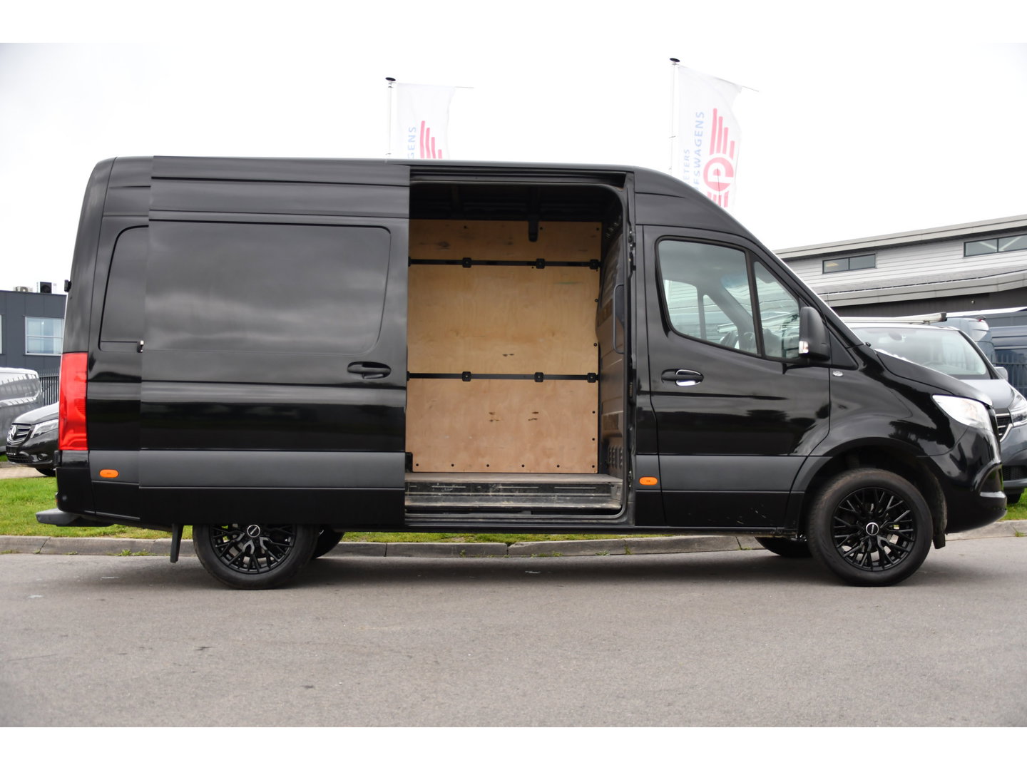 Mercedes-Benz Sprinter 314 2.2 CDI L2H2 RWD Black Edition Camera, Carplay, Sensoren, 143pk, Automaat, Trekhaak, 7'' Mbux, Uniek!