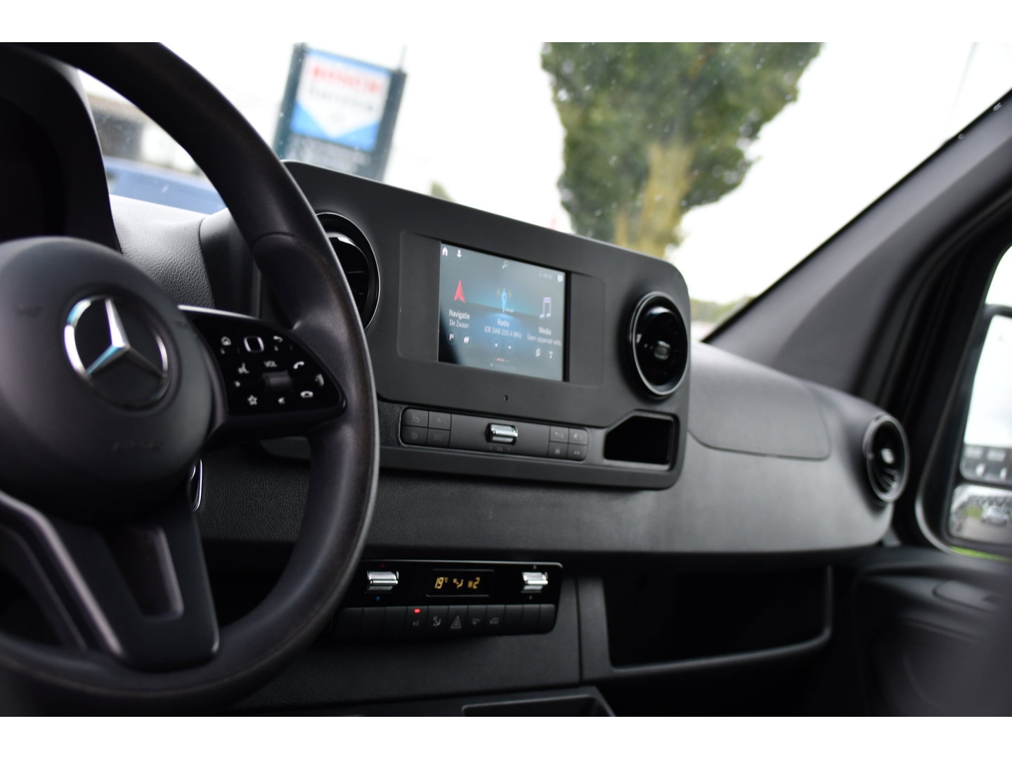 Mercedes-Benz Sprinter 314 2.2 CDI L2H2 RWD Black Edition Camera, Carplay, Sensoren, 143pk, Automaat, Trekhaak, 7'' Mbux, Uniek!