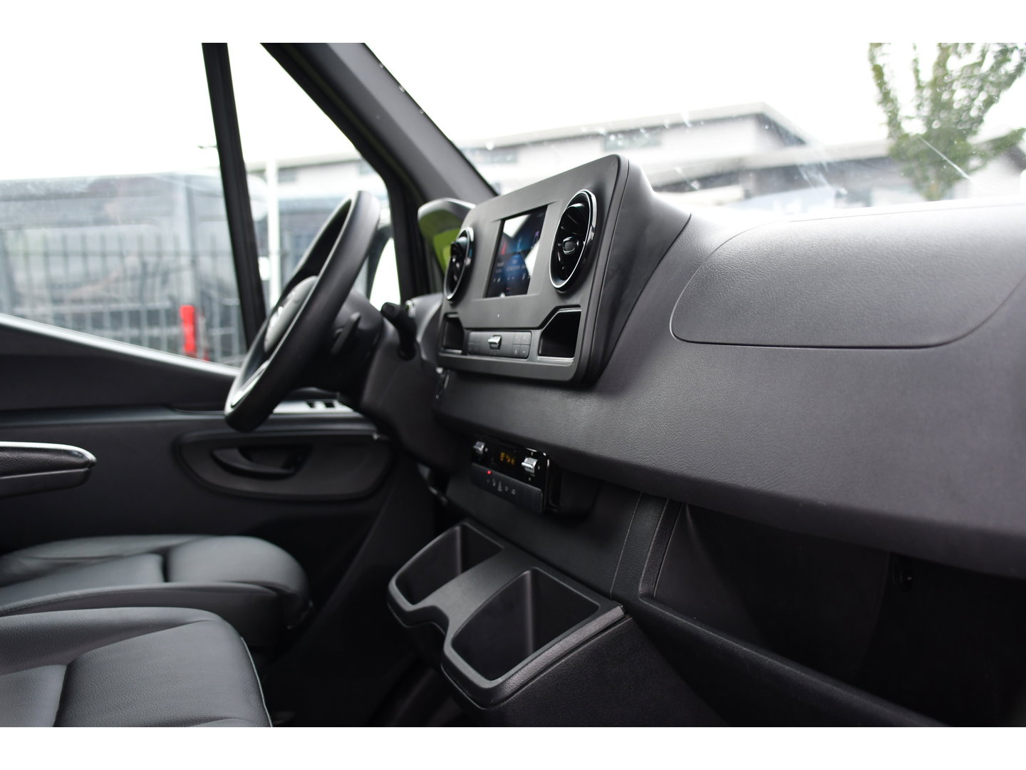 Mercedes-Benz Sprinter 314 2.2 CDI L2H2 RWD Black Edition Camera, Carplay, Sensoren, 143pk, Automaat, Trekhaak, 7'' Mbux, Uniek!