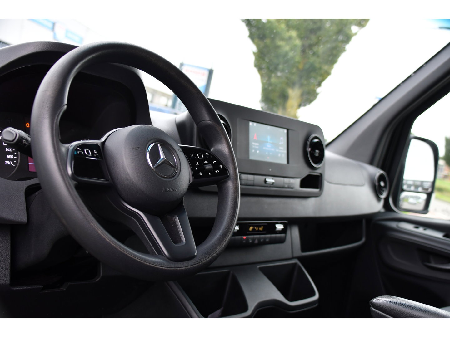 Mercedes-Benz Sprinter 314 2.2 CDI L2H2 RWD Black Edition Camera, Carplay, Sensoren, 143pk, Automaat, Trekhaak, 7'' Mbux, Uniek!