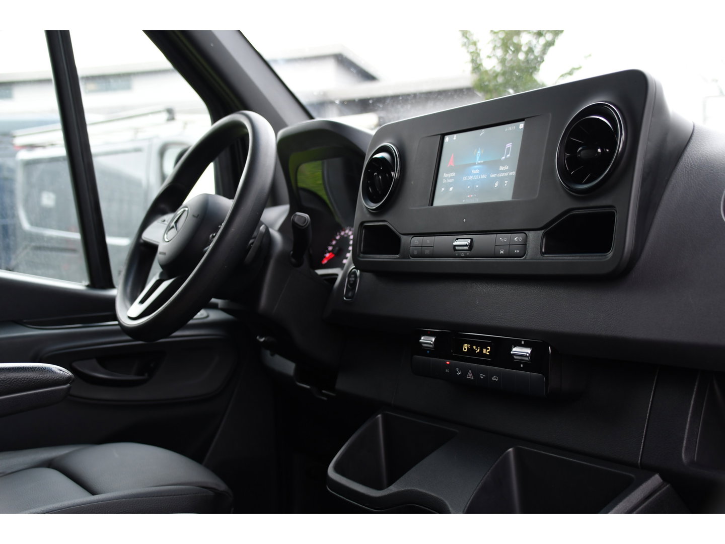 Mercedes-Benz Sprinter 314 2.2 CDI L2H2 RWD Black Edition Camera, Carplay, Sensoren, 143pk, Automaat, Trekhaak, 7'' Mbux, Uniek!