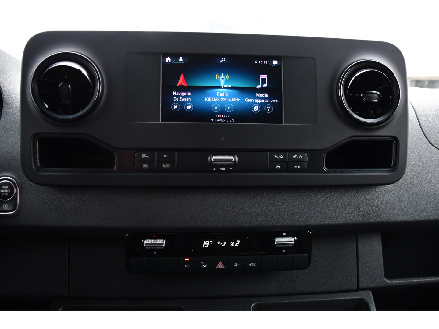 Mercedes-Benz Sprinter 314 2.2 CDI L2H2 RWD Black Edition Camera, Carplay, Sensoren, 143pk, Automaat, Trekhaak, 7'' Mbux, Uniek!
