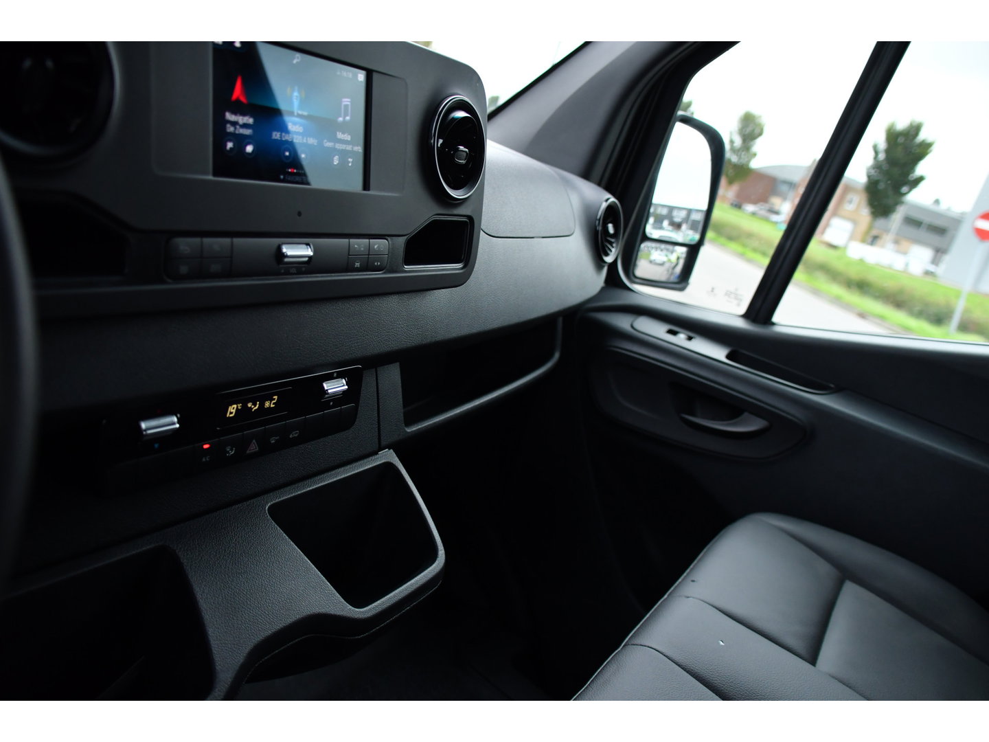 Mercedes-Benz Sprinter 314 2.2 CDI L2H2 RWD Black Edition Camera, Carplay, Sensoren, 143pk, Automaat, Trekhaak, 7'' Mbux, Uniek!