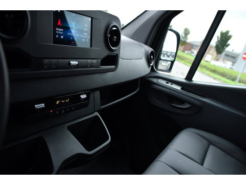 Mercedes-Benz Sprinter 314 2.2 CDI L2H2 RWD Black Edition Camera, Carplay, Sensoren, 143pk, Automaat, Trekhaak, 7'' Mbux, Uniek!