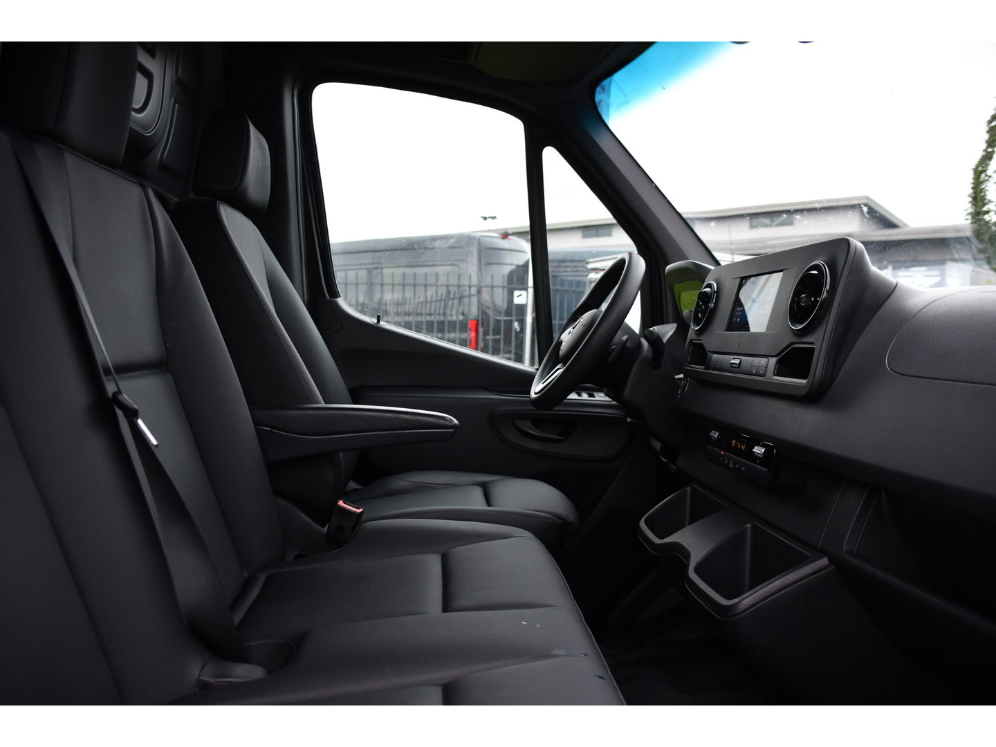 Mercedes-Benz Sprinter 314 2.2 CDI L2H2 RWD Black Edition Camera, Carplay, Sensoren, 143pk, Automaat, Trekhaak, 7'' Mbux, Uniek!