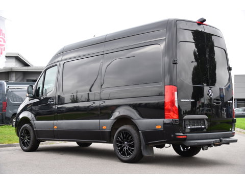 Mercedes-Benz Sprinter 314 2.2 CDI L2H2 RWD Black Edition Camera, Carplay, Sensoren, 143pk, Automaat, Trekhaak, 7'' Mbux, Uniek!