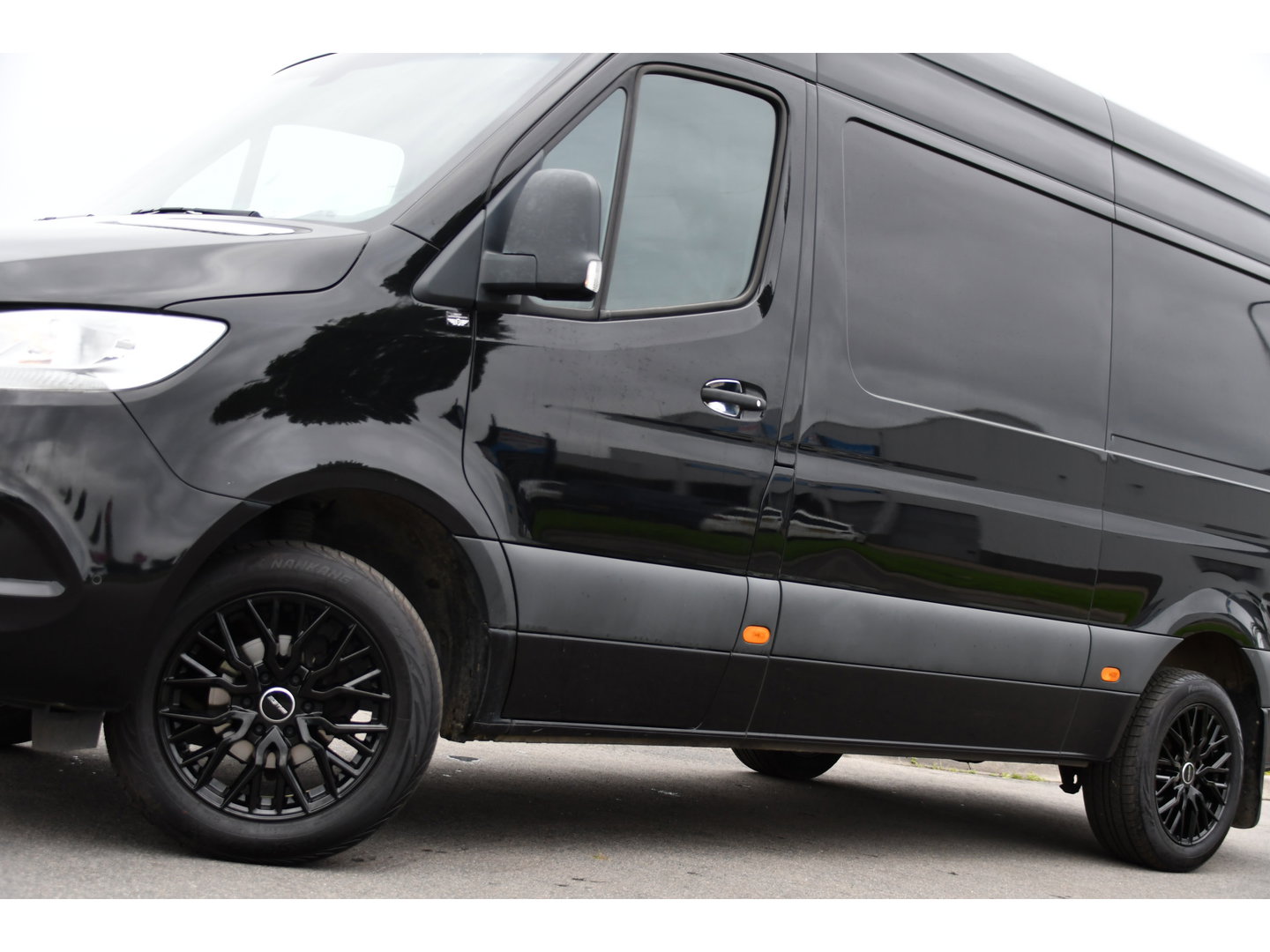 Mercedes-Benz Sprinter 314 2.2 CDI L2H2 RWD Black Edition Camera, Carplay, Sensoren, 143pk, Automaat, Trekhaak, 7'' Mbux, Uniek!