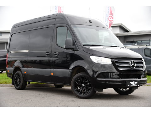 Mercedes-Benz Sprinter 314 2.2 CDI L2H2 RWD Black Edition Camera, Carplay, Sensoren, 143pk, Automaat, Trekhaak, 7'' Mbux, Uniek!
