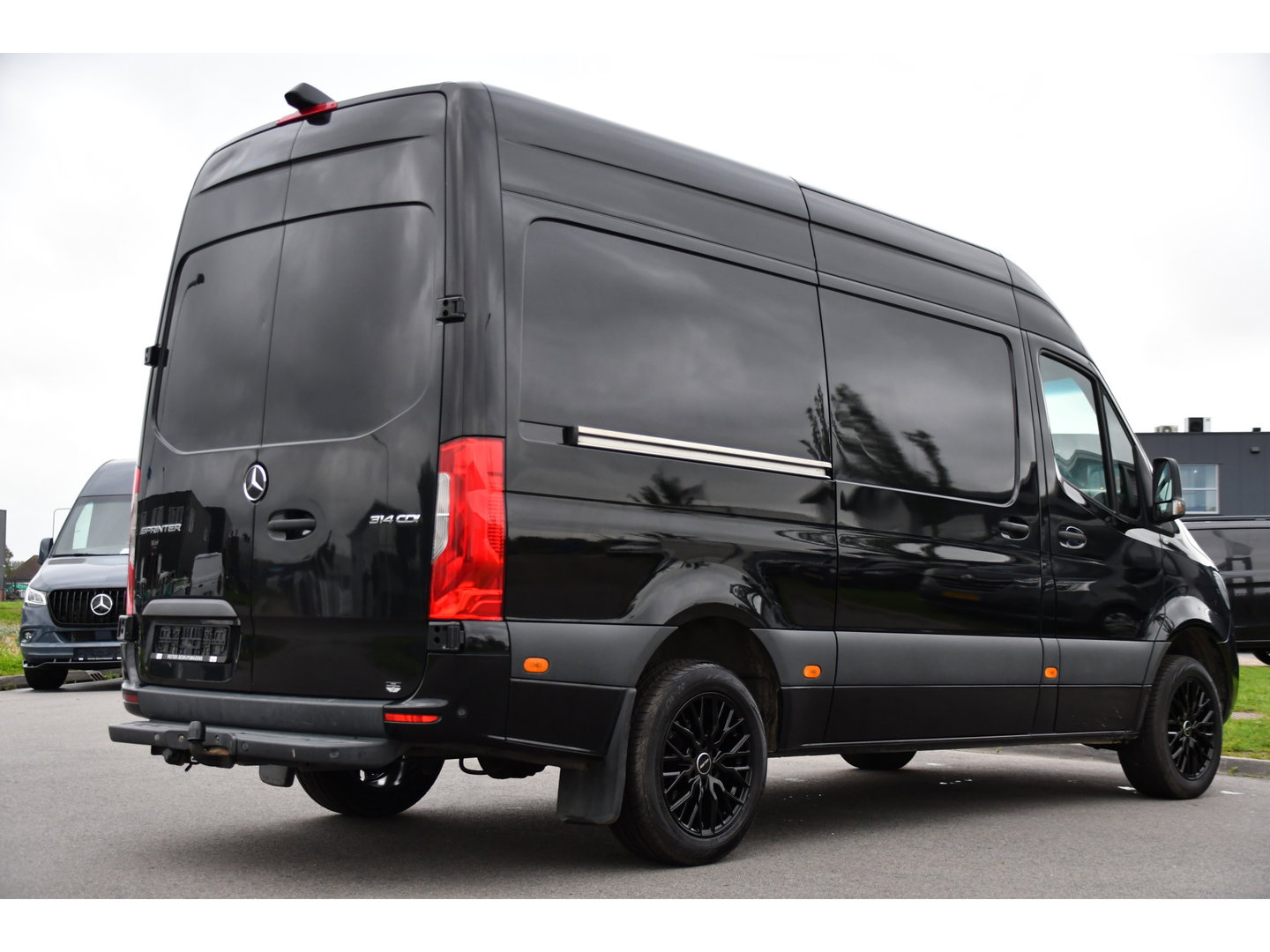 Mercedes-Benz Sprinter 314 2.2 CDI L2H2 RWD Black Edition Camera, Carplay, Sensoren, 143pk, Automaat, Trekhaak, 7'' Mbux, Uniek!