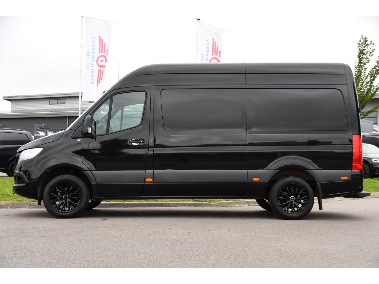 Mercedes-Benz Sprinter 314 2.2 CDI L2H2 RWD Black Edition Camera, Carplay, Sensoren, 143pk, Automaat, Trekhaak, 7'' Mbux, Uniek!