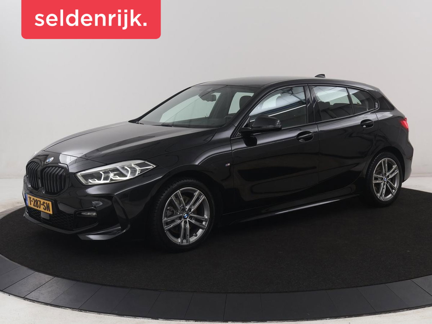 BMW 1-serie 118i | M-pakket | Leder | Stuur/ stoelverwarming | Cruise control | Camera | Park assist | Carplay | Sfeerverlichting | Climate control