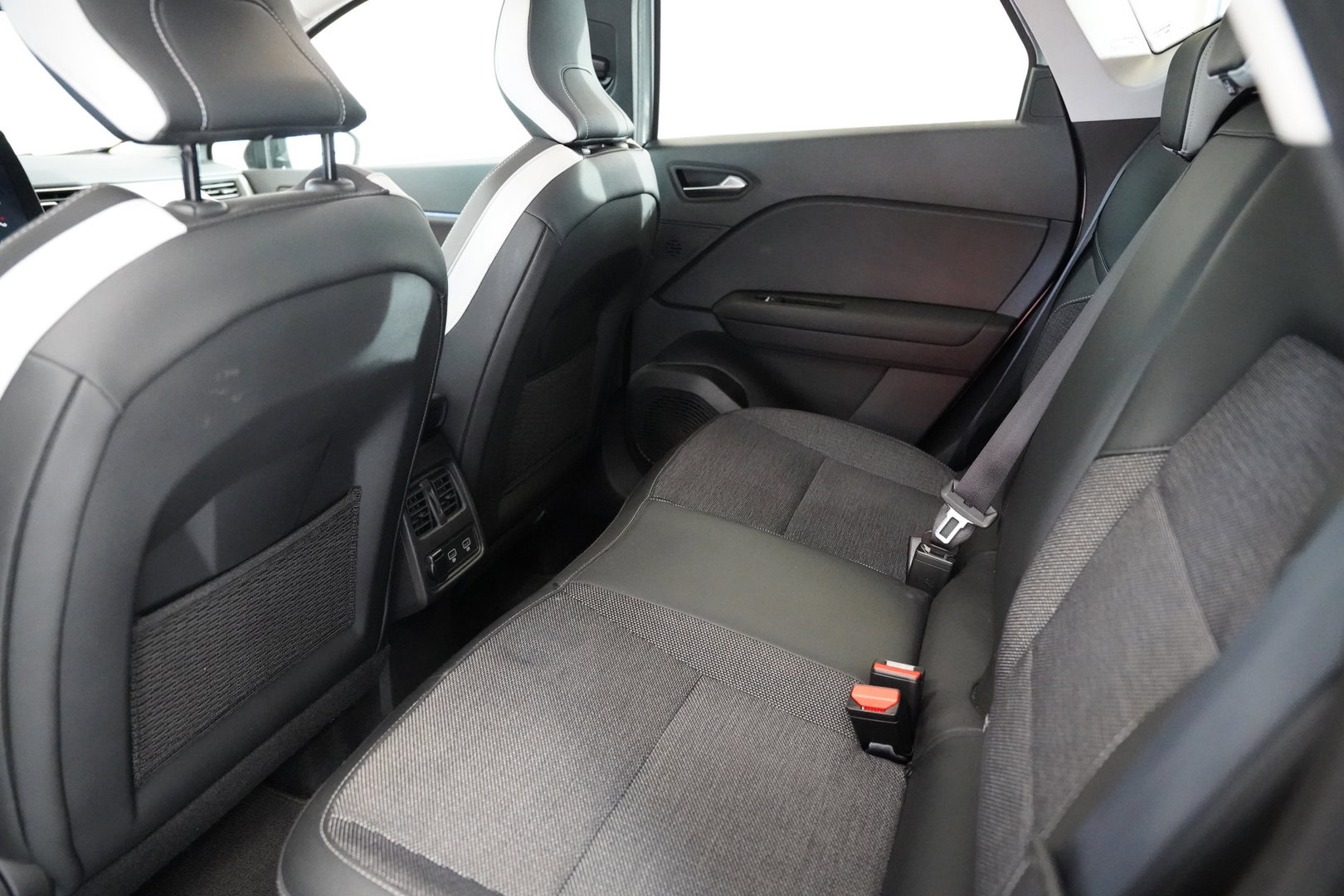 Renault Captur 1.6 E-Tech Plug-in Hybrid 160 Intens Full-led Stoel/stuur-verwarming Trekhaak