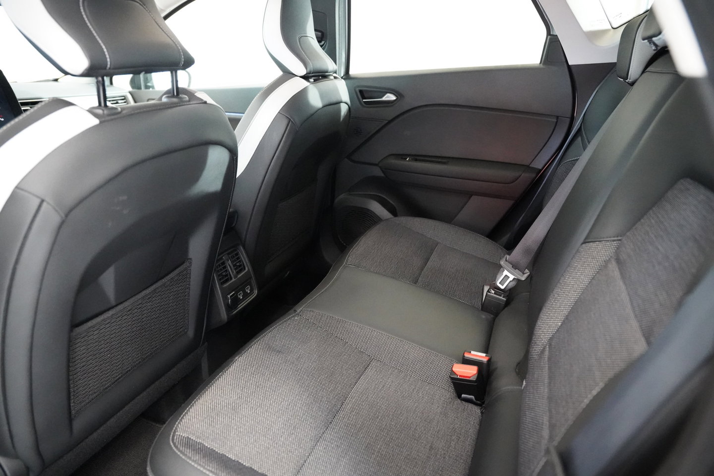 Renault Captur 1.6 E-Tech Plug-in Hybrid 160 Intens Full-led Stoel/stuur-verwarming Trekhaak