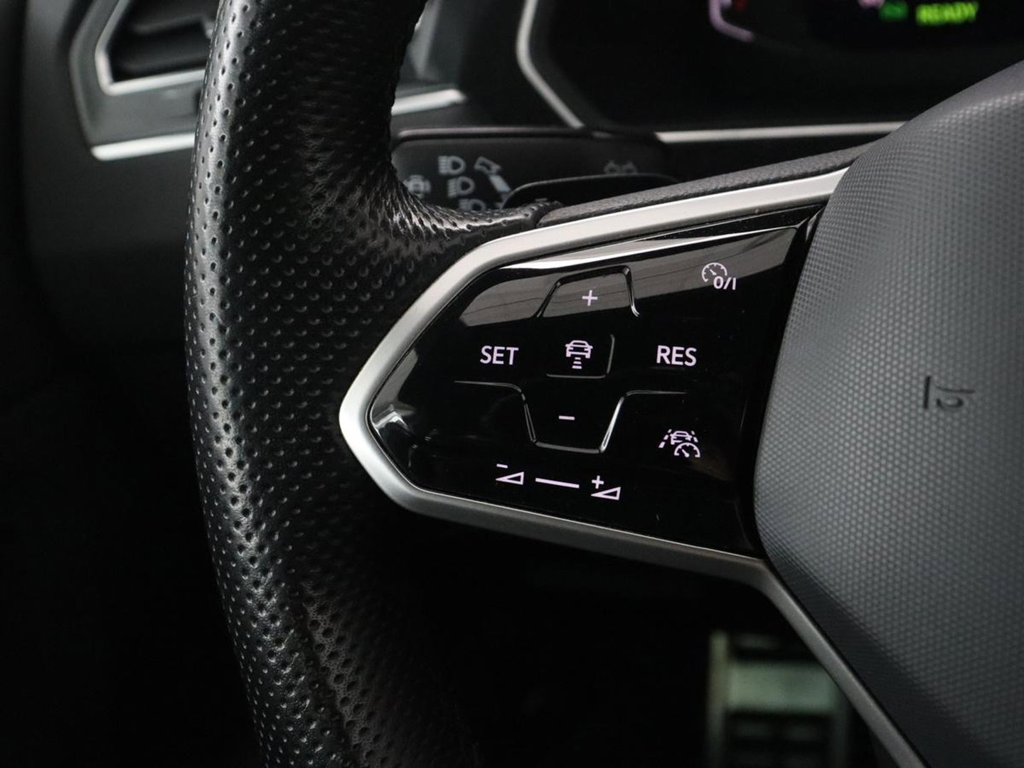 Volkswagen Tiguan 1.5 eHybrid Edition 20 SOH 93,3 % | R-Line | Trekhaak | LED | Camera | Apple Carplay |