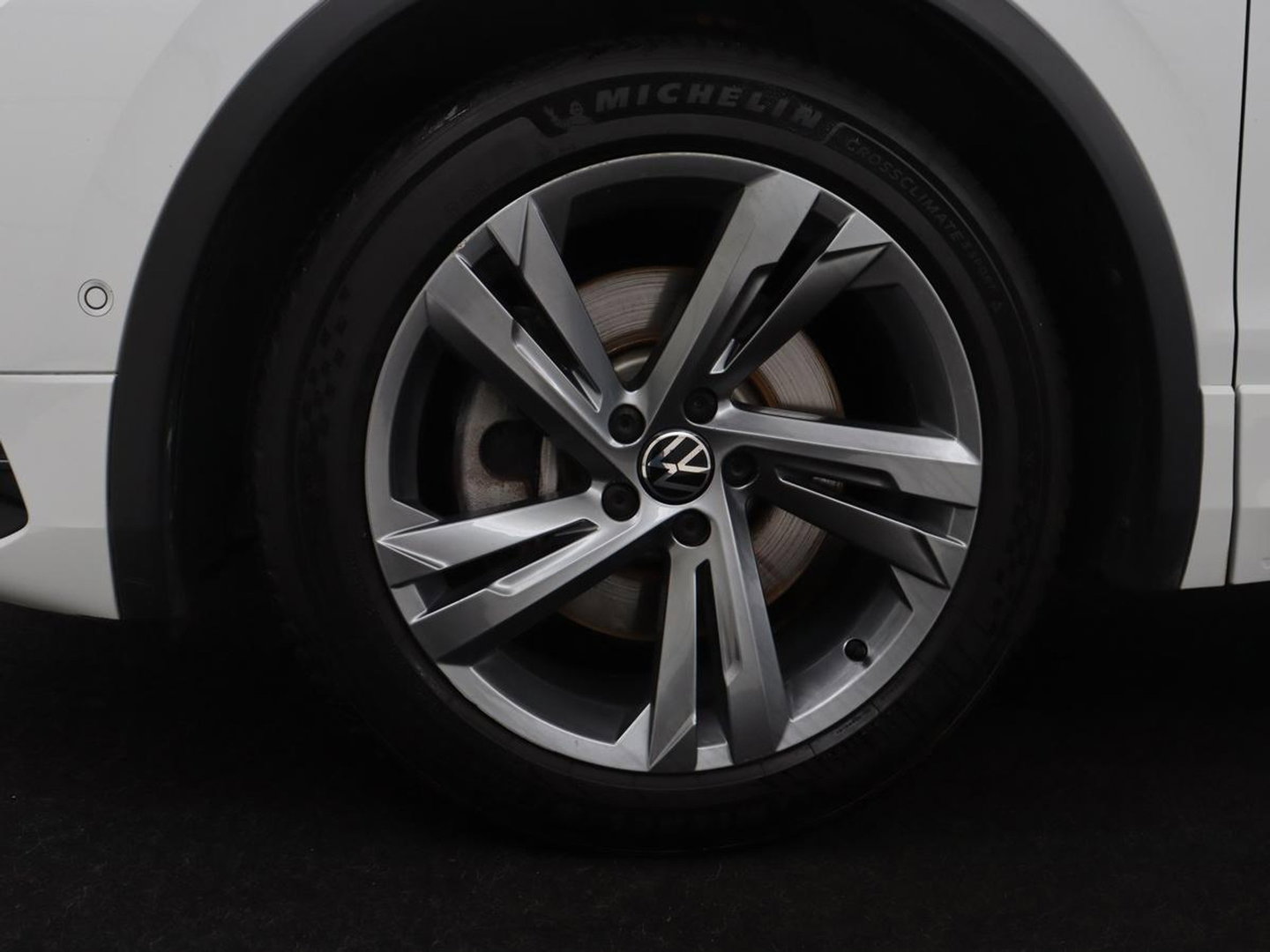 Volkswagen Tiguan 1.5 eHybrid Edition 20 SOH 93,3 % | R-Line | Trekhaak | LED | Camera | Apple Carplay |