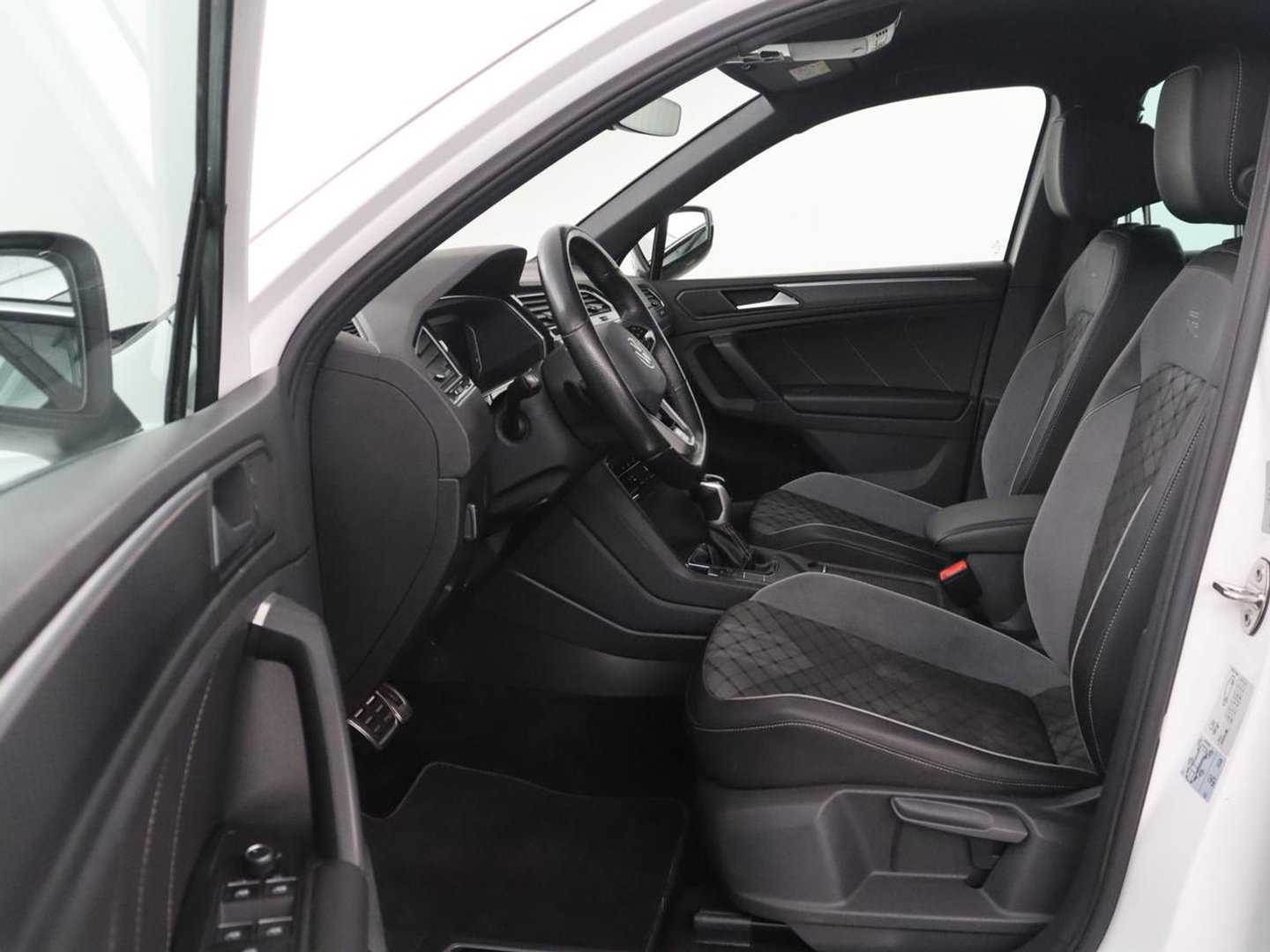 Volkswagen Tiguan 1.5 eHybrid Edition 20 SOH 93,3 % | R-Line | Trekhaak | LED | Camera | Apple Carplay |