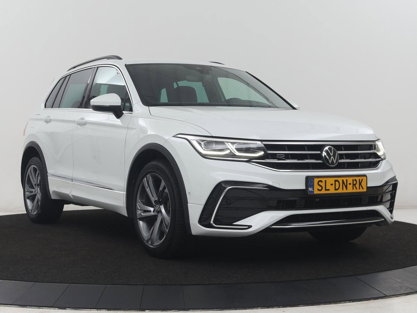 Volkswagen Tiguan 1.5 eHybrid Edition 20 SOH 93,3 % | R-Line | Trekhaak | LED | Camera | Apple Carplay |