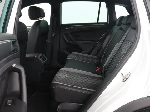 Volkswagen Tiguan 1.5 eHybrid Edition 20 SOH 93,3 % | R-Line | Trekhaak | LED | Camera | Apple Carplay |