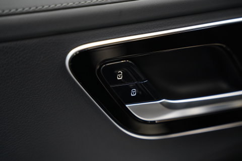 Mercedes-Benz C-Klasse 200 Launch Edition AMG Line Panoramadak Advance Sound Trekhaak Sfeerverlichting Trekhaak NAP!