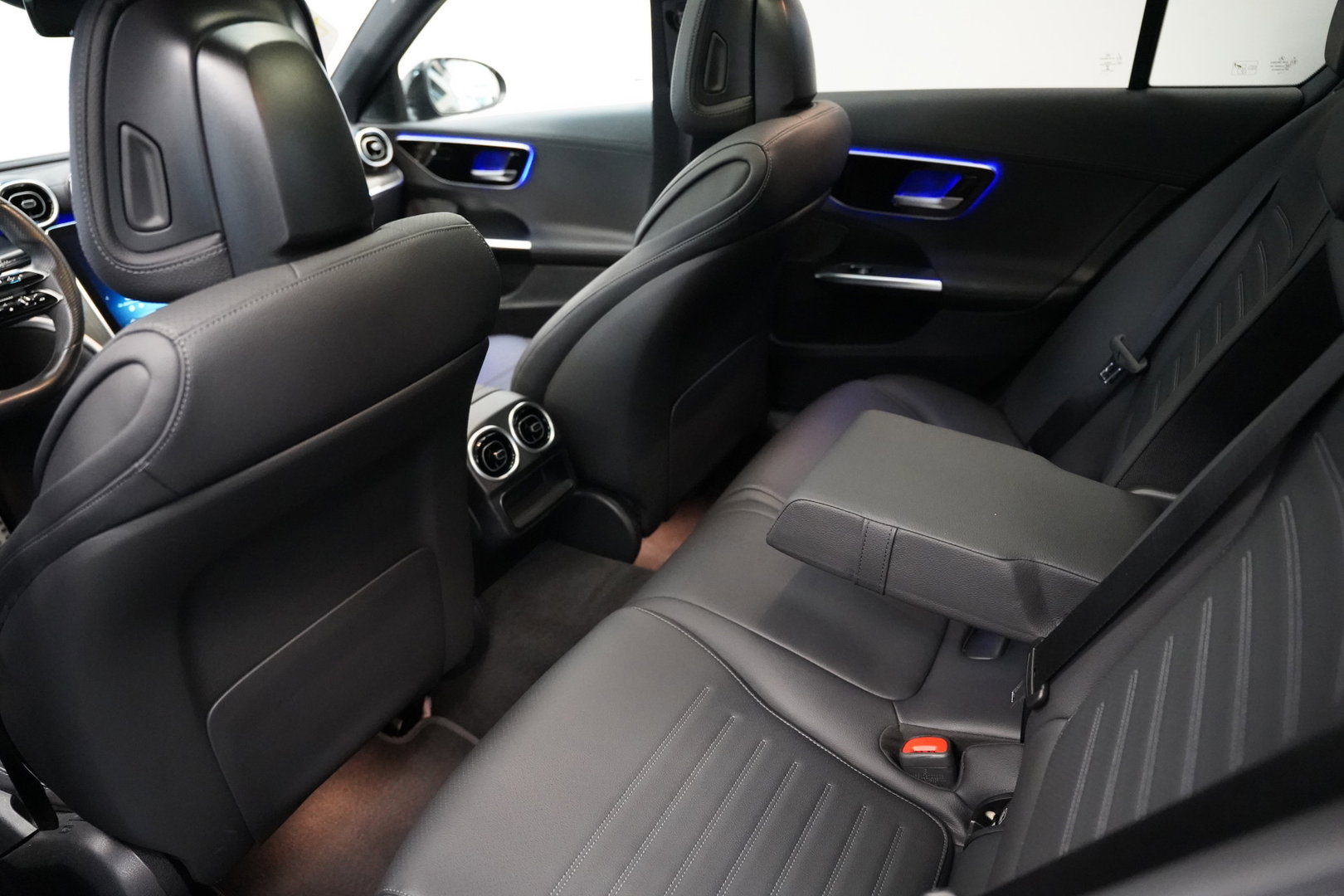 Mercedes-Benz C-Klasse 200 Launch Edition AMG Line Panoramadak Advance Sound Trekhaak Sfeerverlichting Trekhaak NAP!