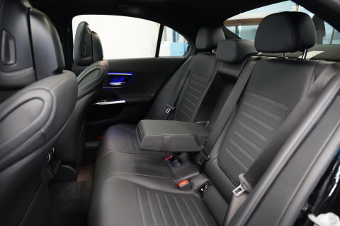 Mercedes-Benz C-Klasse 200 Launch Edition AMG Line Panoramadak Advance Sound Trekhaak Sfeerverlichting Trekhaak NAP!