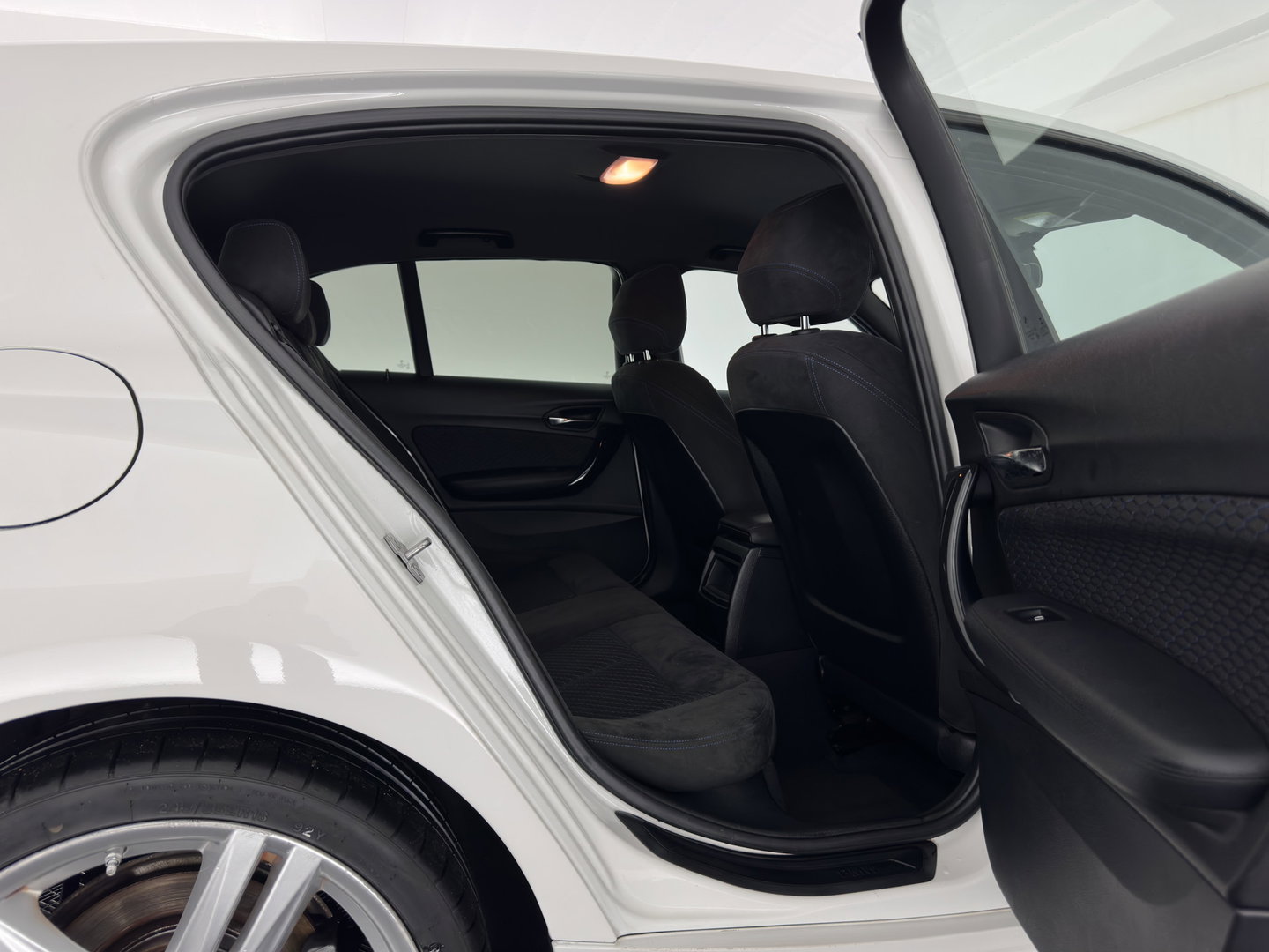 BMW 1-serie 116d High Executive M-Sportpack Aut. *XENON | HEATED-SPORTSEATS | NAVI-FULLMAP | CAMERA | PRIVACY-GLASS | AIRCO | PDC | CRUISE | 18''ALU*