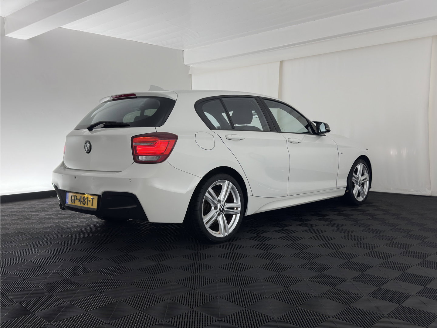 BMW 1-serie 116d High Executive M-Sportpack Aut. *XENON | HEATED-SPORTSEATS | NAVI-FULLMAP | CAMERA | PRIVACY-GLASS | AIRCO | PDC | CRUISE | 18''ALU*