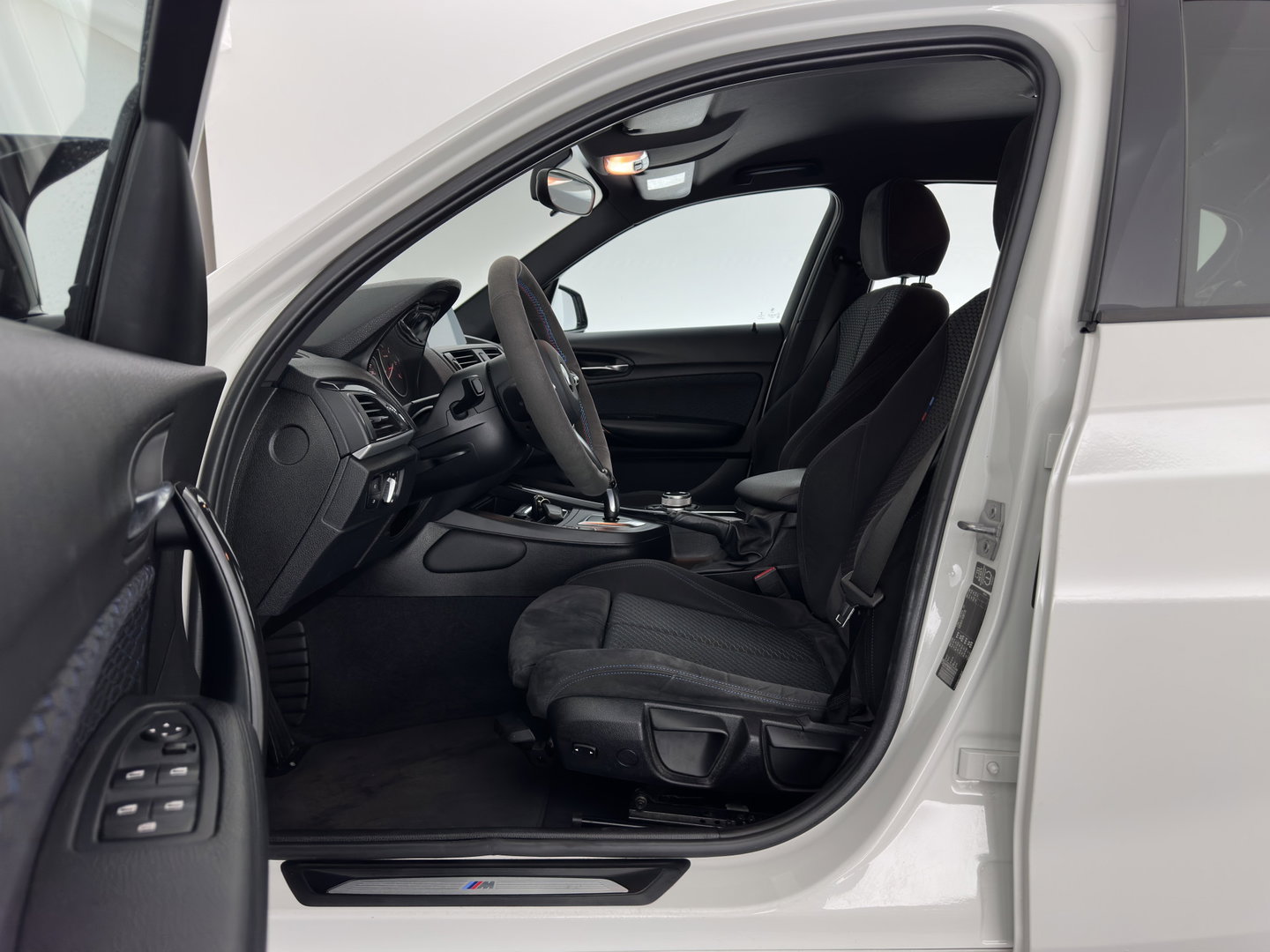BMW 1-serie 116d High Executive M-Sportpack Aut. *XENON | HEATED-SPORTSEATS | NAVI-FULLMAP | CAMERA | PRIVACY-GLASS | AIRCO | PDC | CRUISE | 18''ALU*