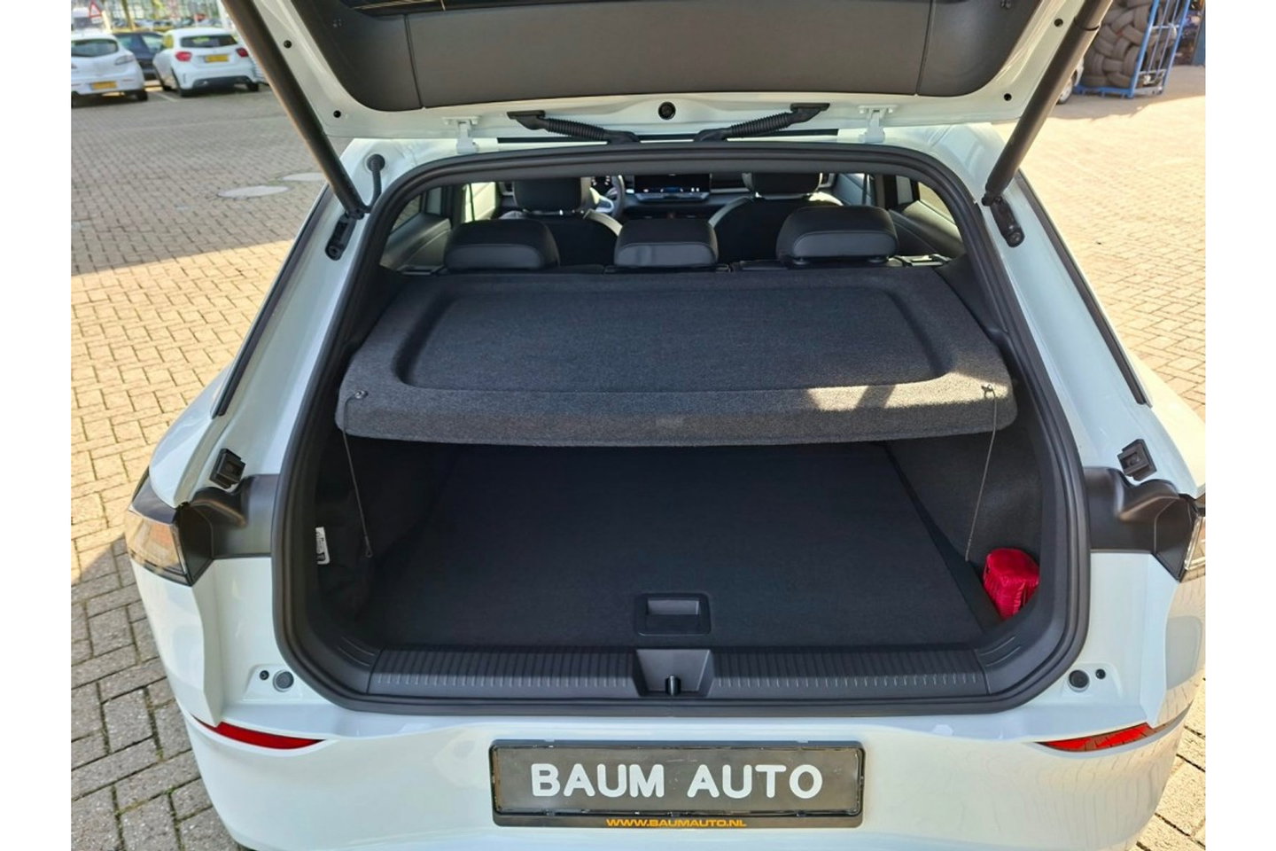 Volkswagen T-Roc 1.5 ETSI R-LINE FIRST AUTOMAAT NAVI LMV PDC-CAMERA WINTERPACK